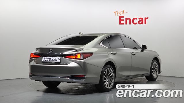 Lexus ES 300h 7-го поколения Luxury Plus - фото 1