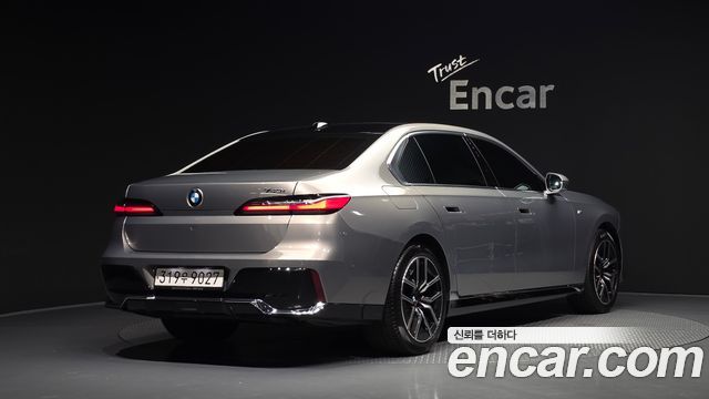 BMW 7 Series G70 740i sDrive M Sport - фото 1