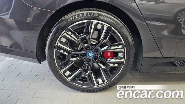 BMW i5 G60 M60 xDrive - фото 4