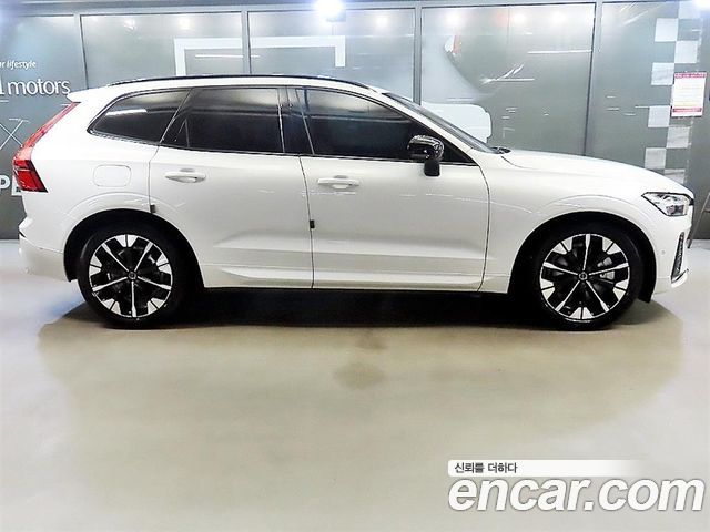 Volvo XC60 2-го поколения B5 Ultra Dark - фото 2
