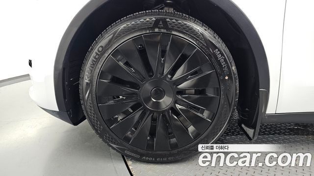 Tesla Model Y RWD - фото 4