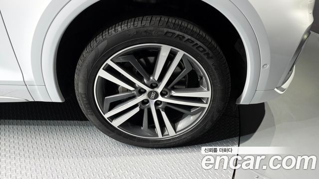 Audi Q5 FY 45 TFSI Quattro Premium - фото 4