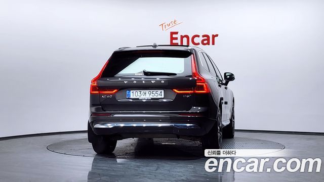 Volvo XC60 2-го поколения B6 Ultimate Bright - фото 3