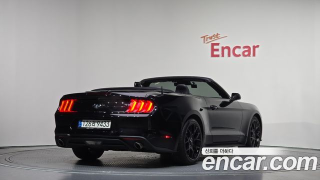 Ford Mustang Convertible - фото 1