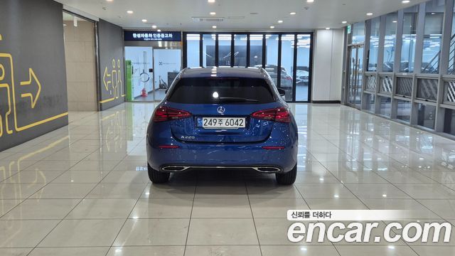 Mercedes-Benz A-Class W177 A220 Hatchback - фото 3