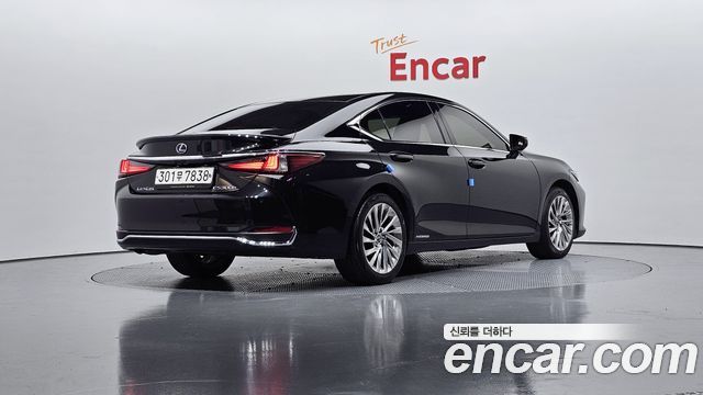 Lexus ES 300h 7-го поколения Luxury Plus - фото 1