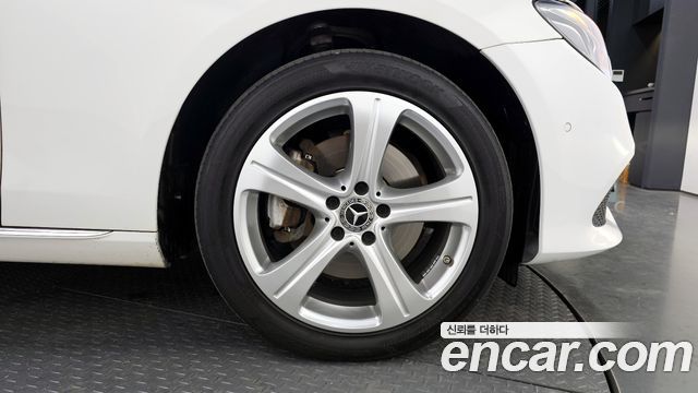 Mercedes-Benz E-Class W213 E220d 4MATIC Avantgarde - фото 4