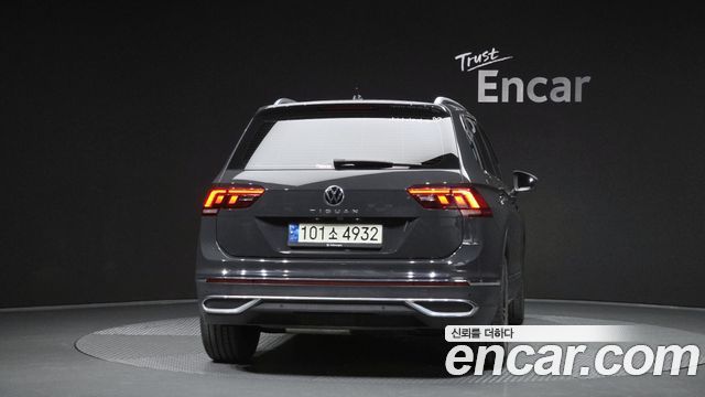 Volkswagen Tiguan 2-го поколения 2.0 TDI Premium - фото 3