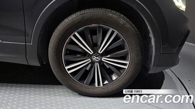 Volkswagen Tiguan 2-го поколения 2.0 TDI Premium - фото 4