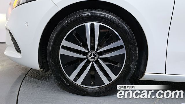 Mercedes-Benz A-Class W177 A220 Hatchback - фото 4