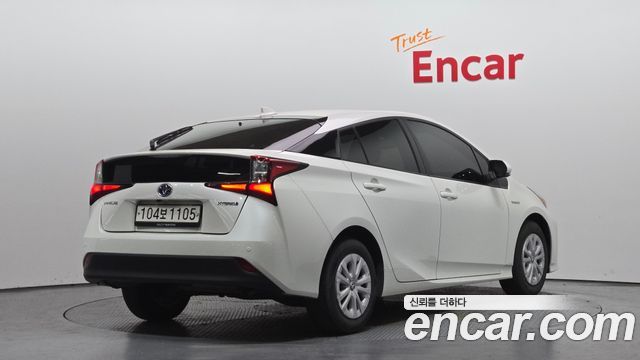 Toyota Prius 4-го поколения 1.8 - фото 1