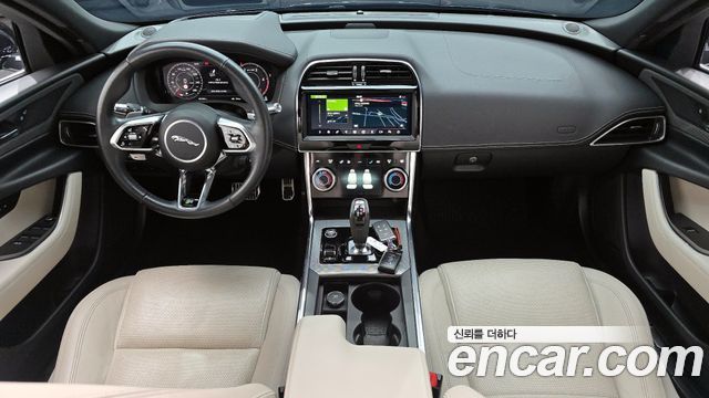 Jaguar XE D180 R-Dynamic S - фото 0