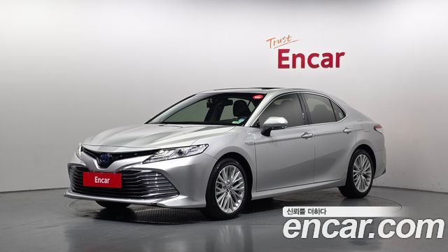 Toyota Camry XV70 2.5 XLE Hybrid - фото 0