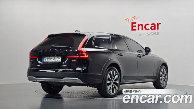Volvo V90 Cross Country B5 Ultimate AWD - фото 0