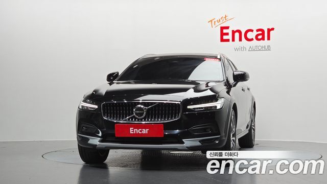 Volvo V90 Cross Country B5 Ultimate AWD - фото 1