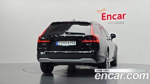 Volvo V90 Cross Country B5 Ultimate AWD - фото 2