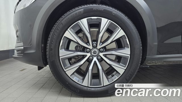 Volvo V90 Cross Country B5 Ultimate AWD - фото 3