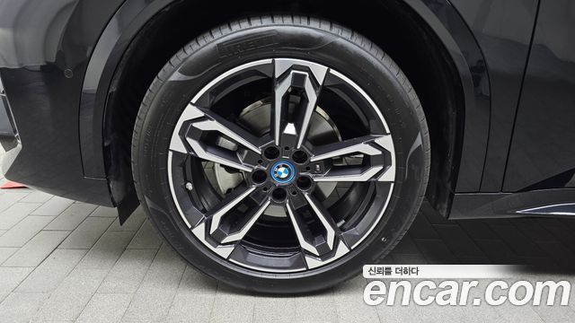 BMW iX2 U10 eDrive 20 M Sport - фото 3