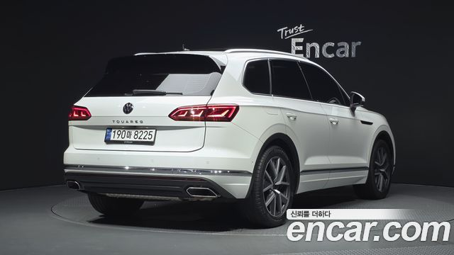 Volkswagen Touareg 3-го поколения 3.0 TDI Prestige - фото 1