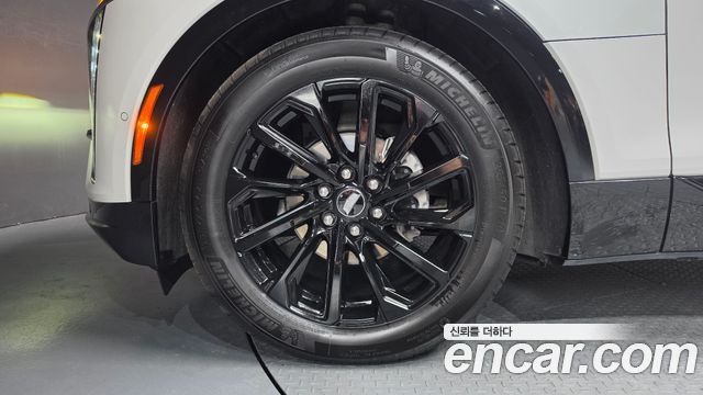 Cadillac Lyriq Sport - фото 4