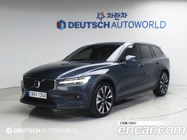 Volvo V60 Cross Country 2-го поколения B5 Ultra AWD - фото 0