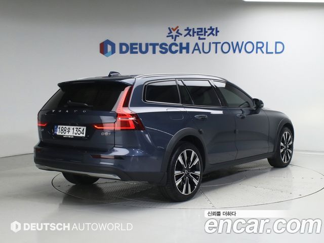 Volvo V60 Cross Country 2-го поколения B5 Ultra AWD - фото 1