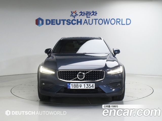 Volvo V60 Cross Country 2-го поколения B5 Ultra AWD - фото 2