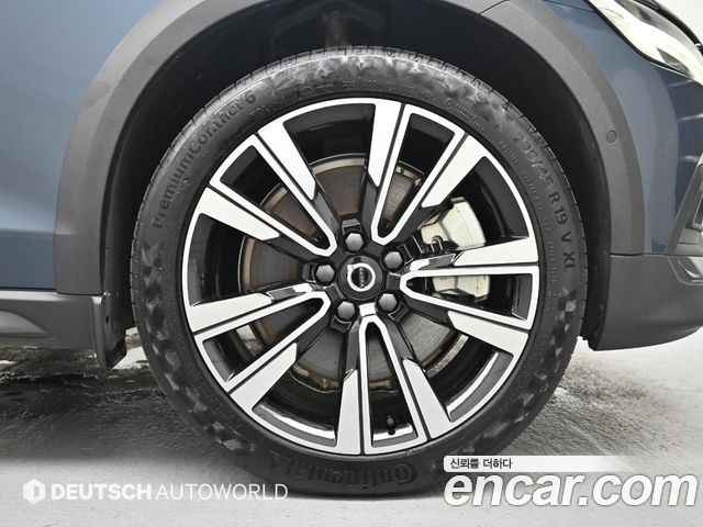 Volvo V60 Cross Country 2-го поколения B5 Ultra AWD - фото 4