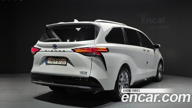 Toyota Sienna 4-го поколения 2.5 Hybrid 2WD - фото 1