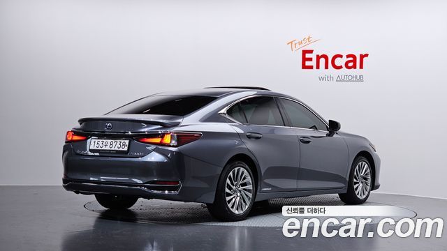 Lexus ES 300h 7-го поколения Executive - фото 0