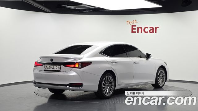 Lexus ES 300h 7-го поколения Luxury Plus - фото 1