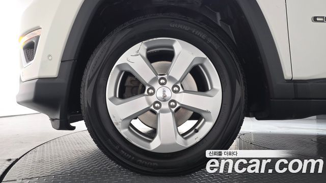 Jeep Compass 2-го поколения 2.4 limited 2WD - фото 3