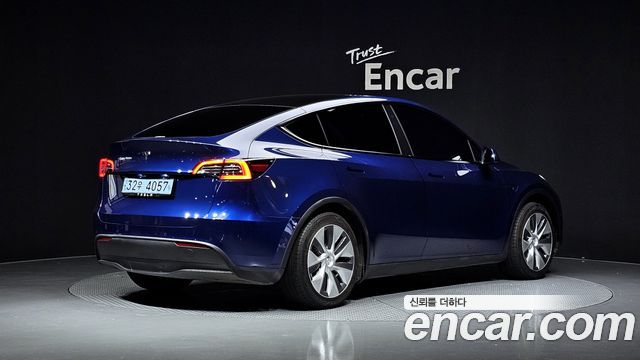 Tesla Model Y Standard Range RWD - фото 0