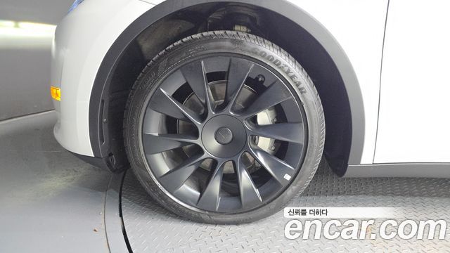 Tesla Model Y Long Range AWD - фото 4