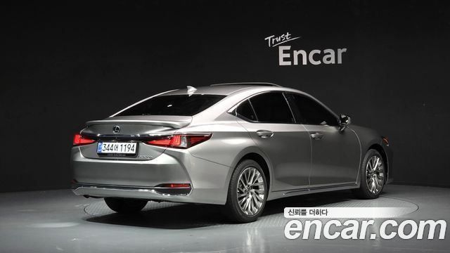 Lexus ES 300h 7-го поколения Executive - фото 1