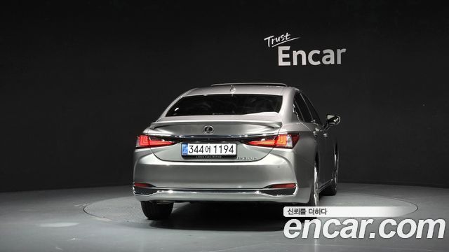 Lexus ES 300h 7-го поколения Executive - фото 3
