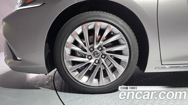 Lexus ES 300h 7-го поколения Executive - фото 4