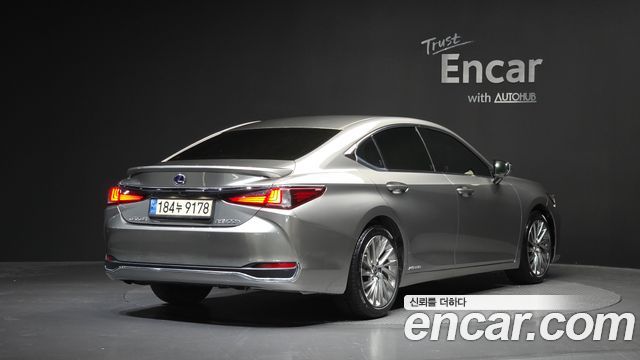 Lexus ES 300h 7-го поколения Luxury Plus - фото 1