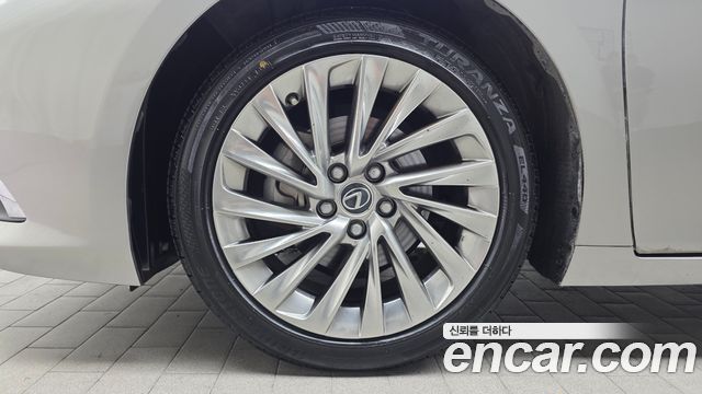 Lexus ES 300h 7-го поколения Luxury Plus - фото 4