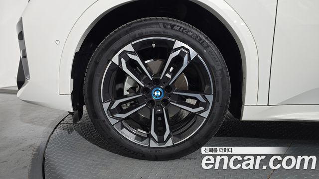 BMW iX2 U10 eDrive 20 M Sport - фото 4