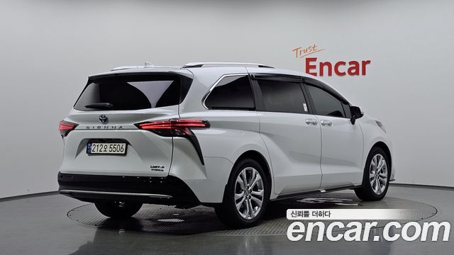 Toyota Sienna 4-го поколения 2.5 Hybrid 2WD - фото 1