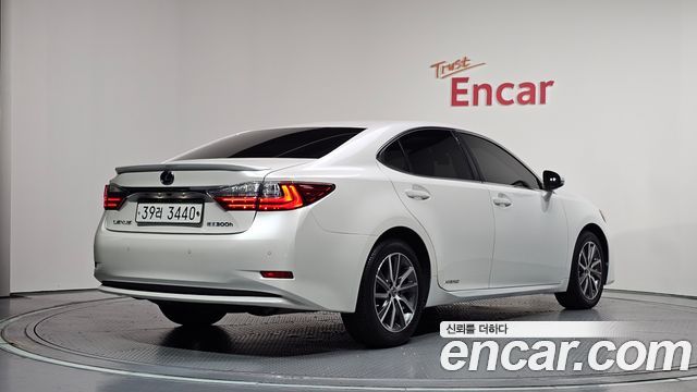 Lexus ES 300h Supreme+ XV60 - фото 1
