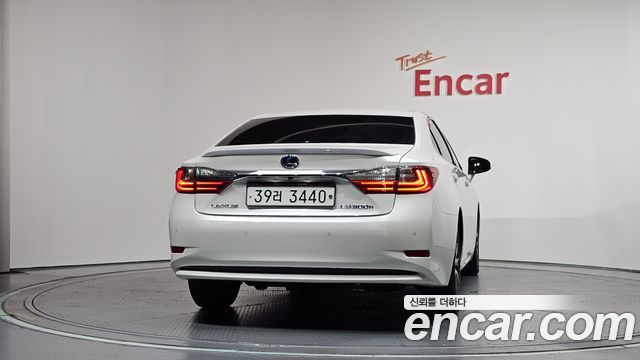 Lexus ES 300h Supreme+ XV60 - фото 3
