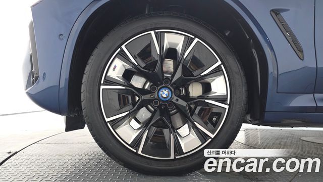 BMW iX3 M Sports - фото 3