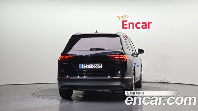 Volkswagen Tiguan 2-го поколения 2.0 TDI Premium - фото 3
