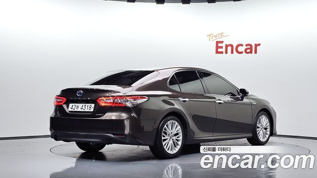 Toyota Camry XV70 2.5 XLE Hybrid - фото 0