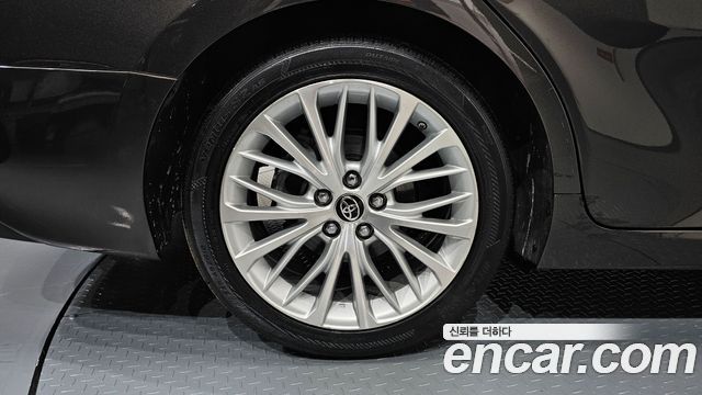Toyota Camry XV70 2.5 XLE Hybrid - фото 3