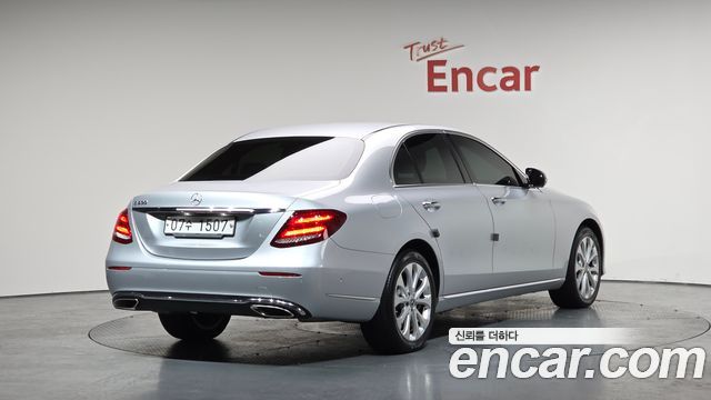 Mercedes-Benz E-Class W213 E300 Exclusive - фото 0