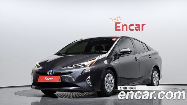 Toyota Prius 4-го поколения 1.8 E - фото 0