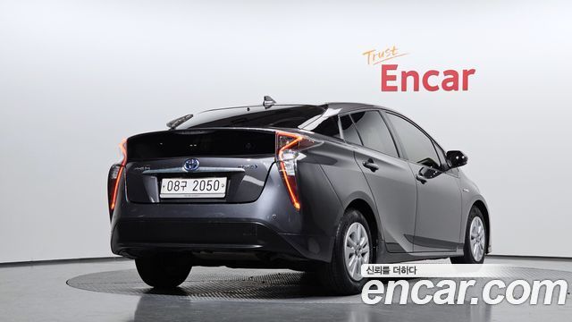 Toyota Prius 4-го поколения 1.8 E - фото 1